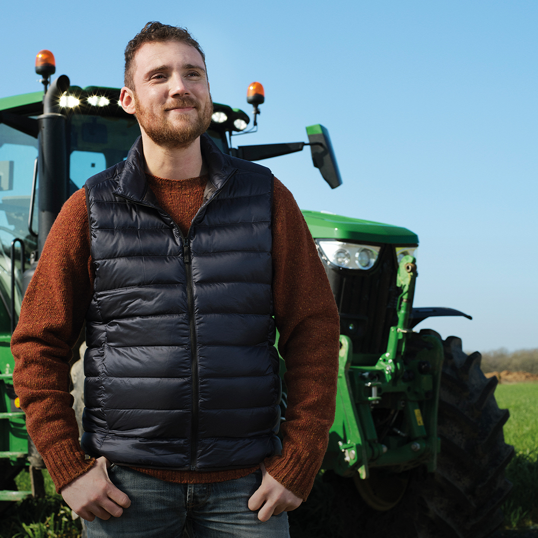 jeune agriculteur heureux